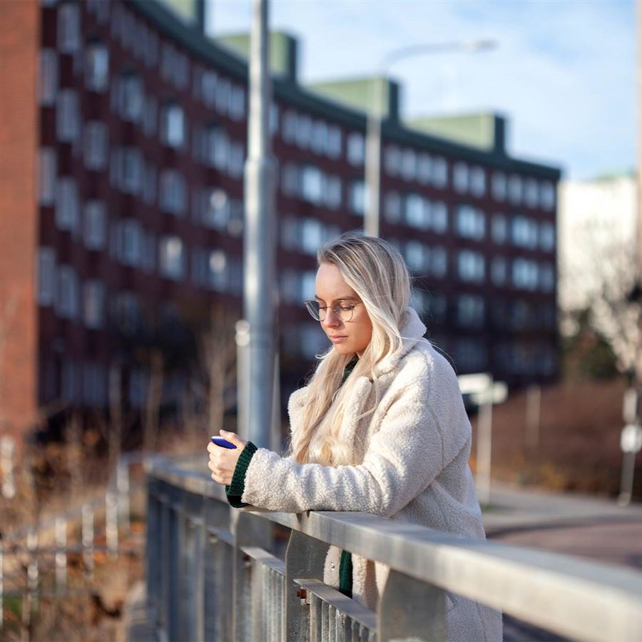 Kvinna som läser om lågkonjunktur på sin dator