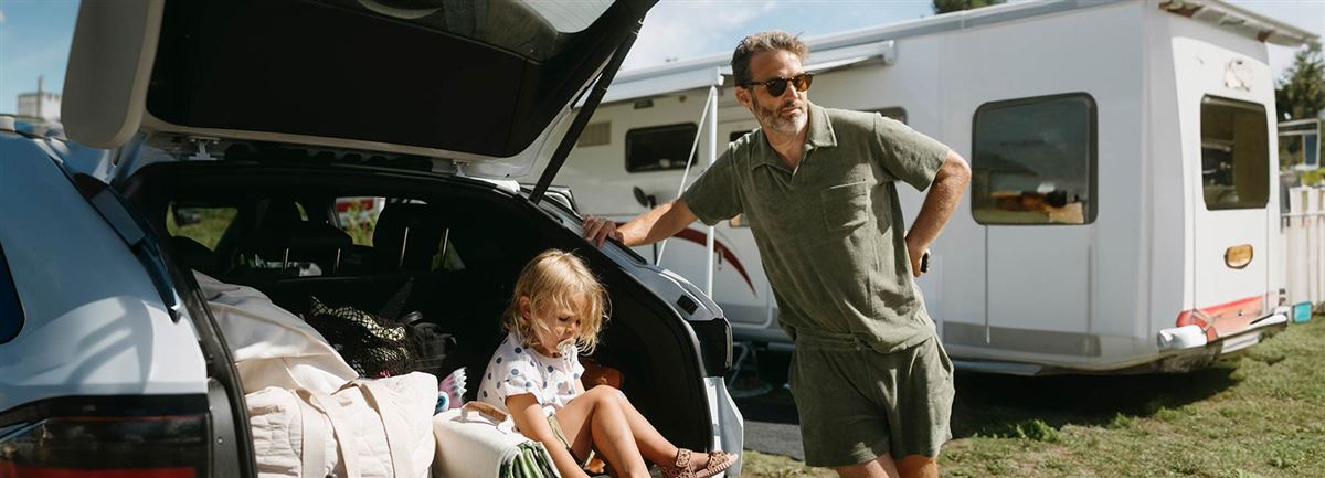 En pappa och dotter på en campingplats.