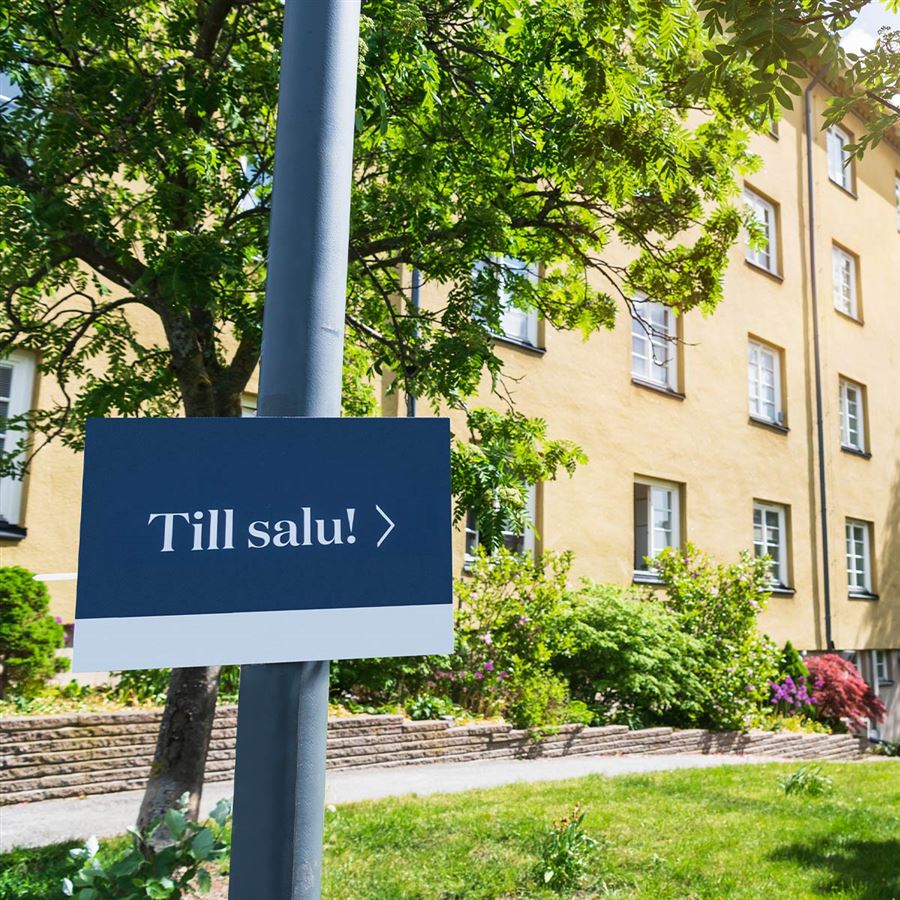 Till salu-skylt utanför lägenhetshus