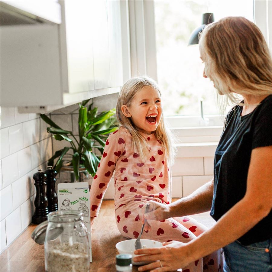 En man och en kvinna ser över sin energiförbrukning hemma