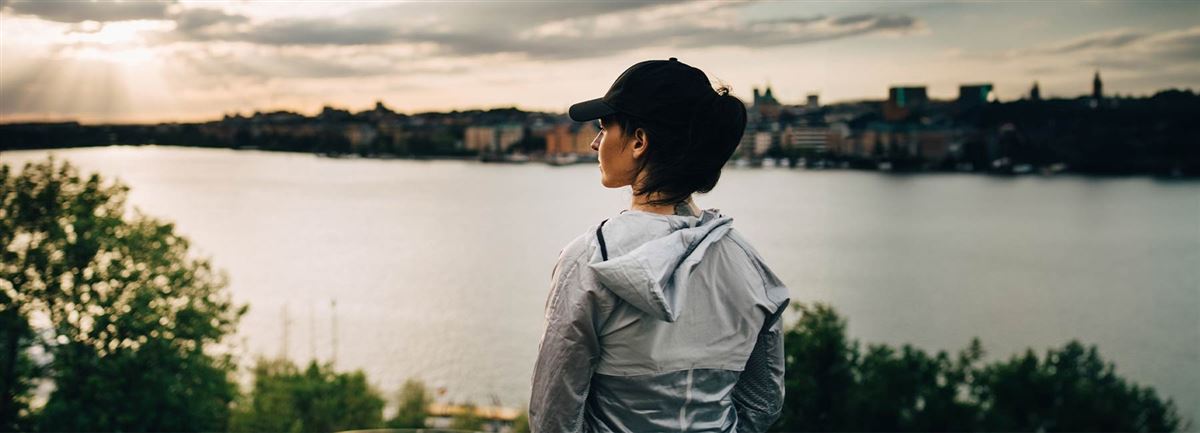Kvinna som tittar ut över Stockholm