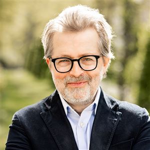 Porträttbild av medarbetare på bankkontoret.
