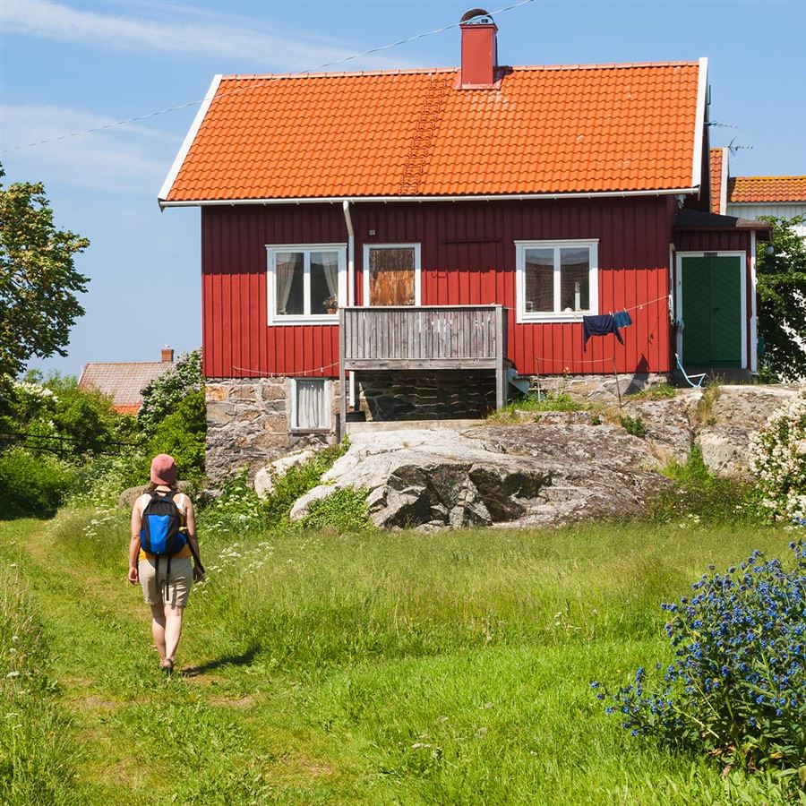 En rödmålad sommarstuga.