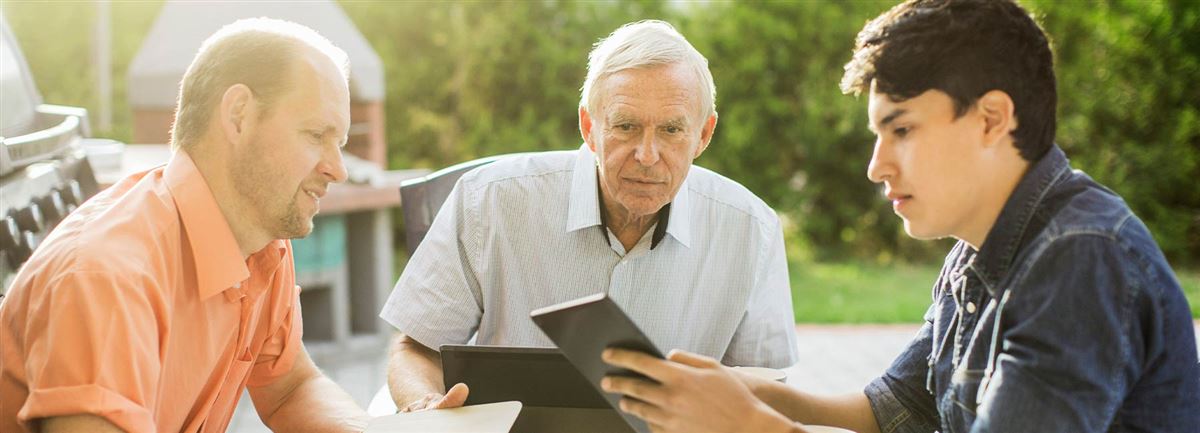 Familjemedlemmar har ett möte om generationsskifte