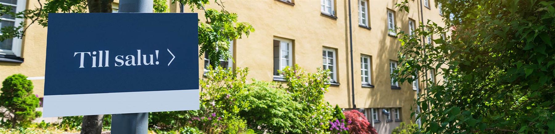 Till salu-skylt utanför hus