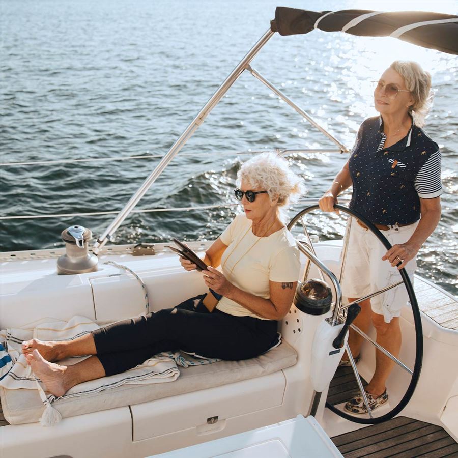 Två äldre kvinnor på en segelbåt