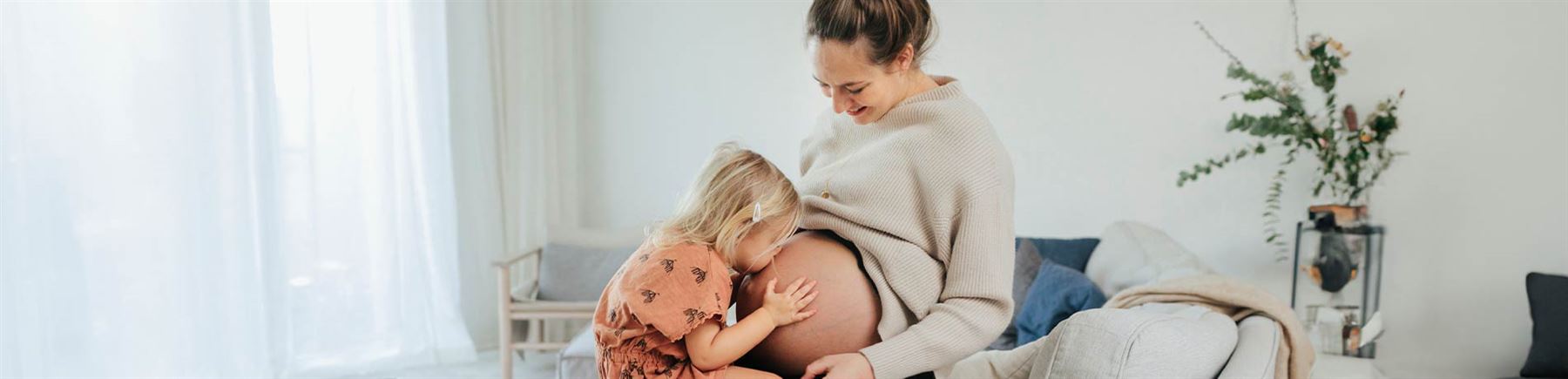 En gravid mamma med dotter