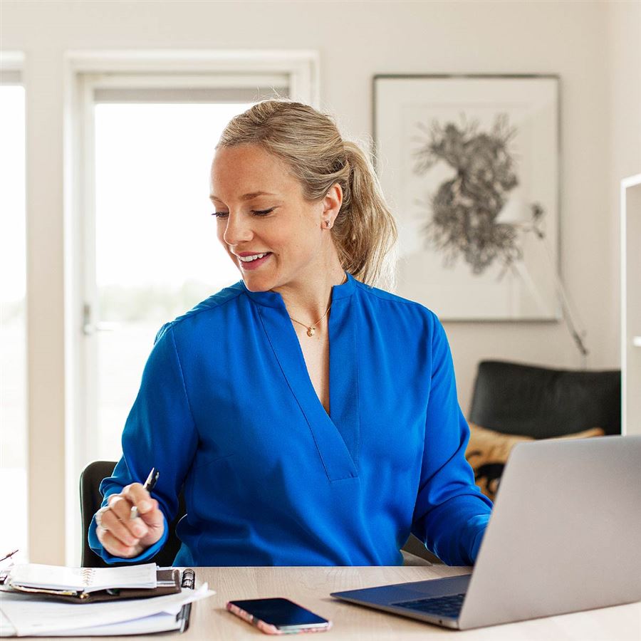 En kvinna räknar på hur de kan sänka föreningens energikostnader.