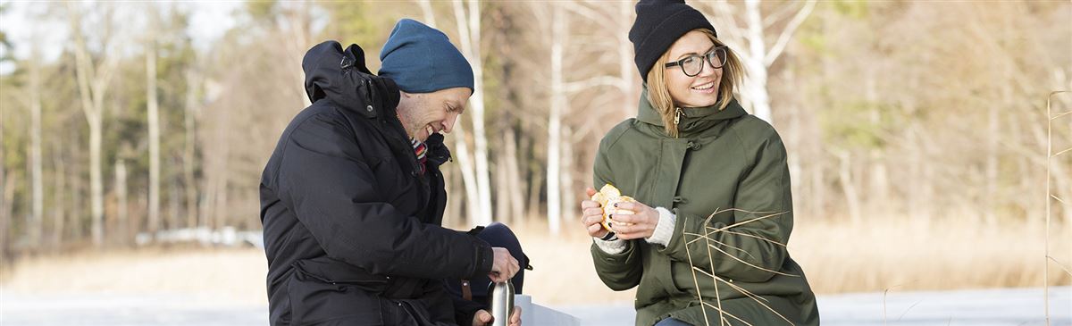 Ungt par utomhus på brygga