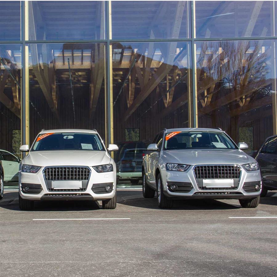 Bilar på rad på en parkeringsplats.