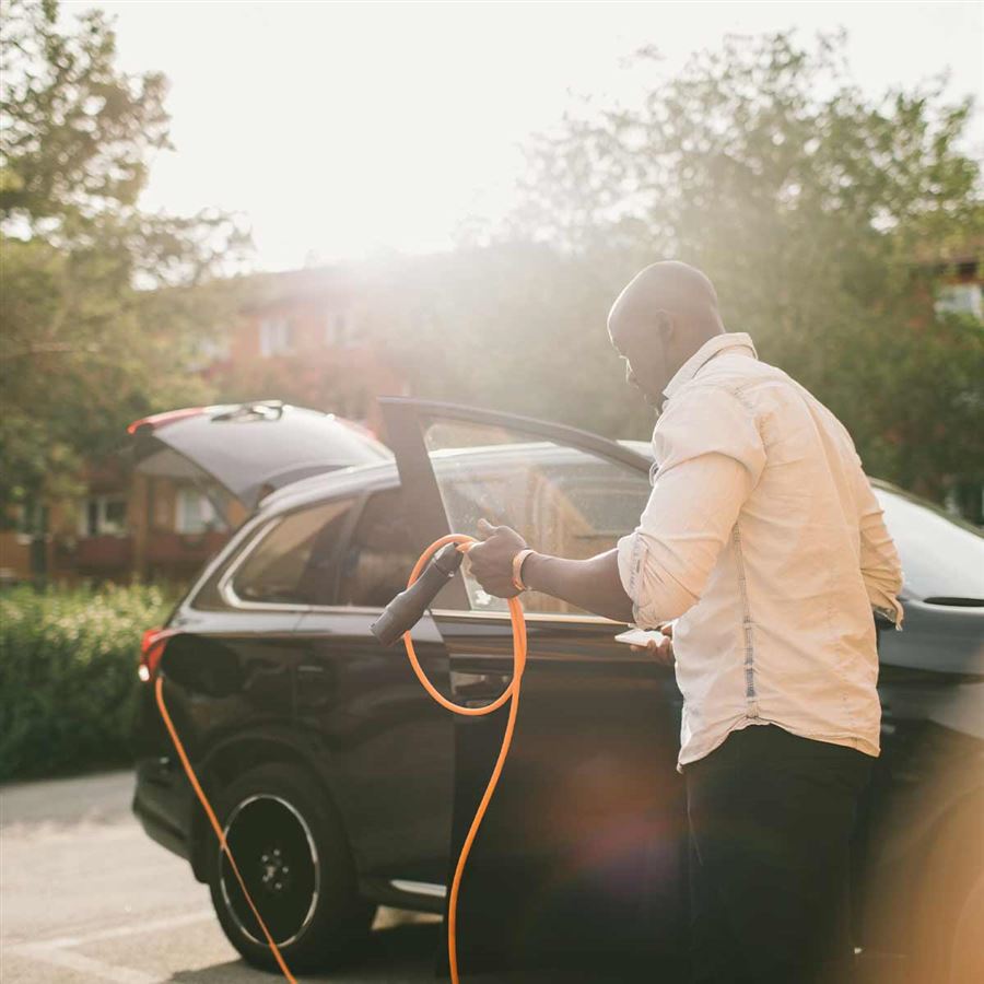 En man laddar sin elbil.