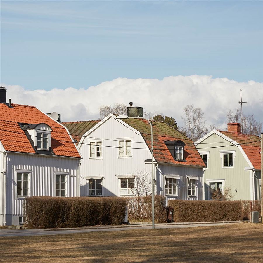 Gul villa med belysning i mörker.