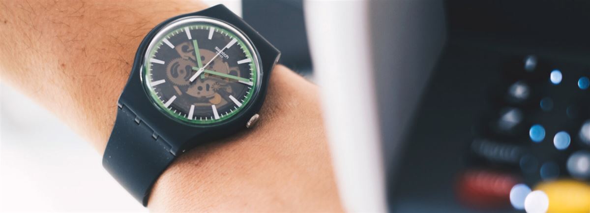 En betalar med sin klocka som har Swatch Pay.