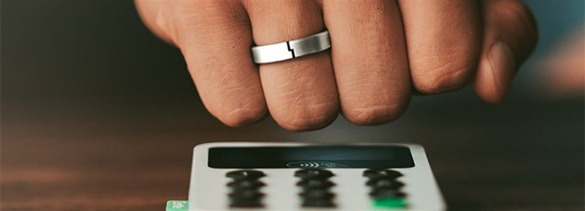 En person som betalar med sin betalring som är ansluten till Tapster Pay.