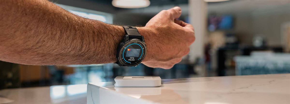 En person som betalar med sin klocka som har Garmin Pay.