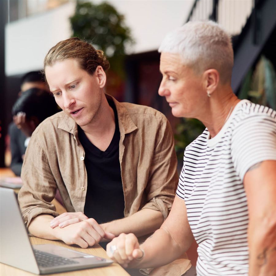 Två personer diskuterar företagsfullmakt.