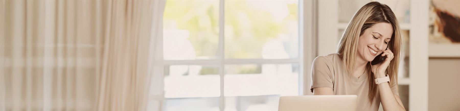 En kvinna framför datorn läser om nya amorteringskravet.