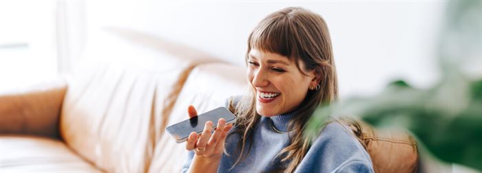 Kvinna pratar i telefon om val av Handelsbankens premiepension.