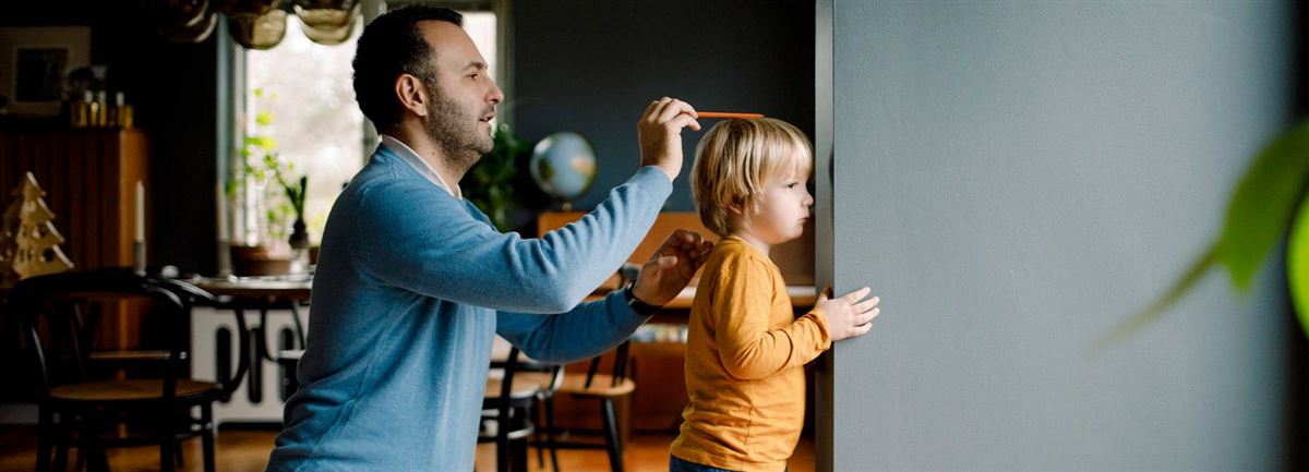 En pappa mäter sitt barn.