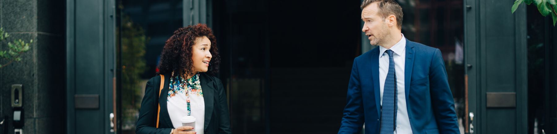 En man och kvinna samtalar hur ekonomin fraöver påverkar svenska företag