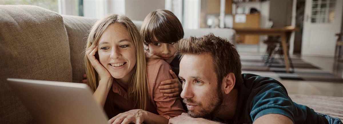 Familj läser boränteprognosen på dator.