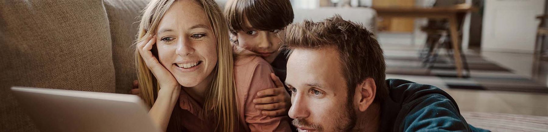 Familj läser boränteprognosen på en dator.