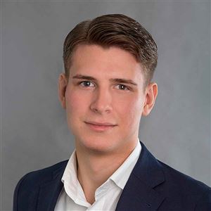 Porträttbild av medarbetare på bankkontoret.