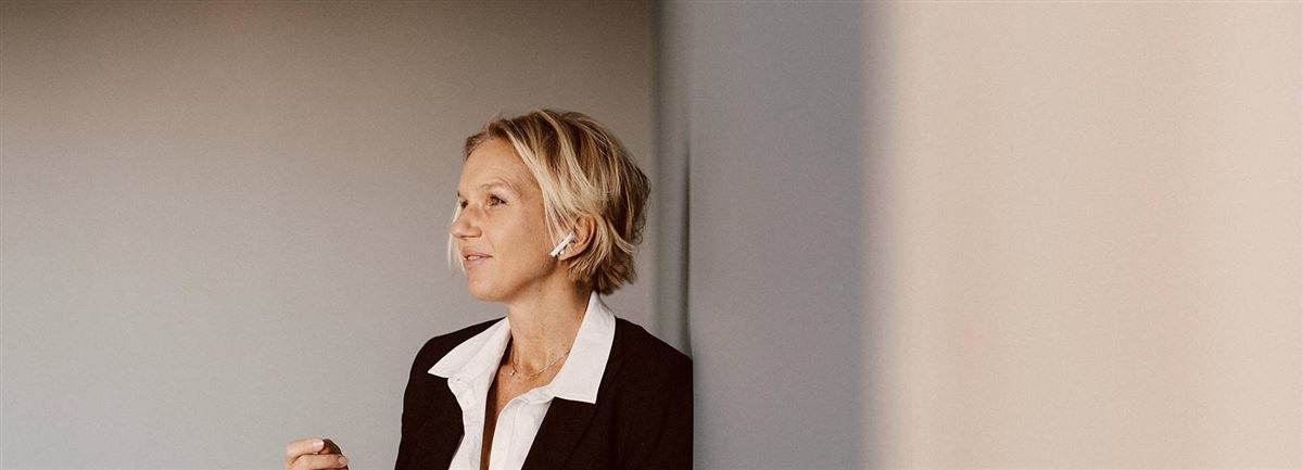 Kvinna diskuterar pensionslösningar i möte.