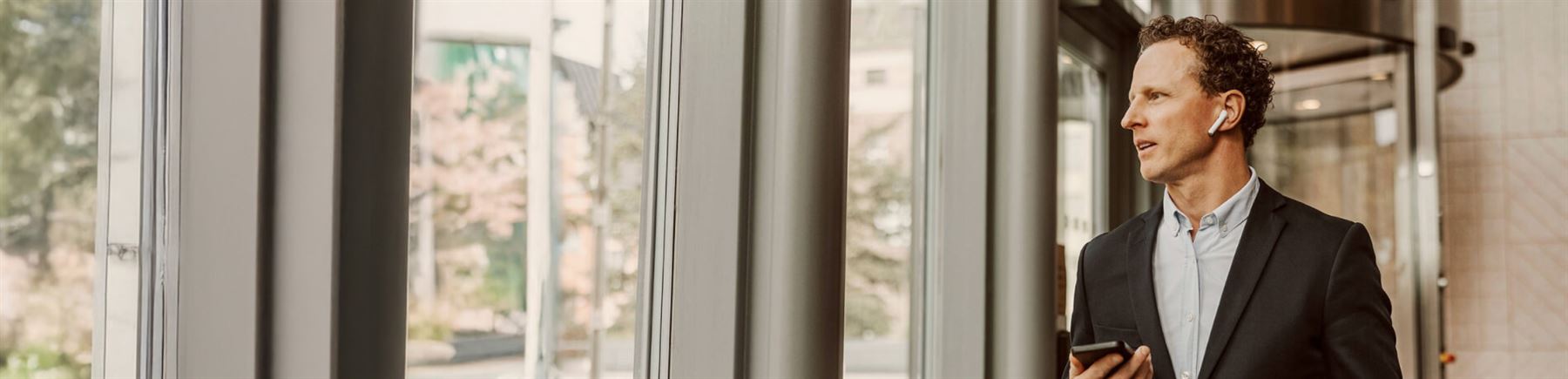 En företagare diskuterar placeringar i ett möte.