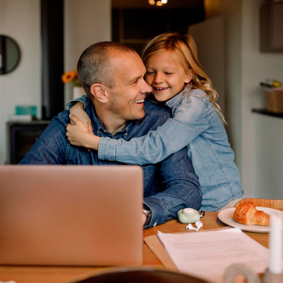 Pappa får en kram av sin dotter när han blivit premiumkund.