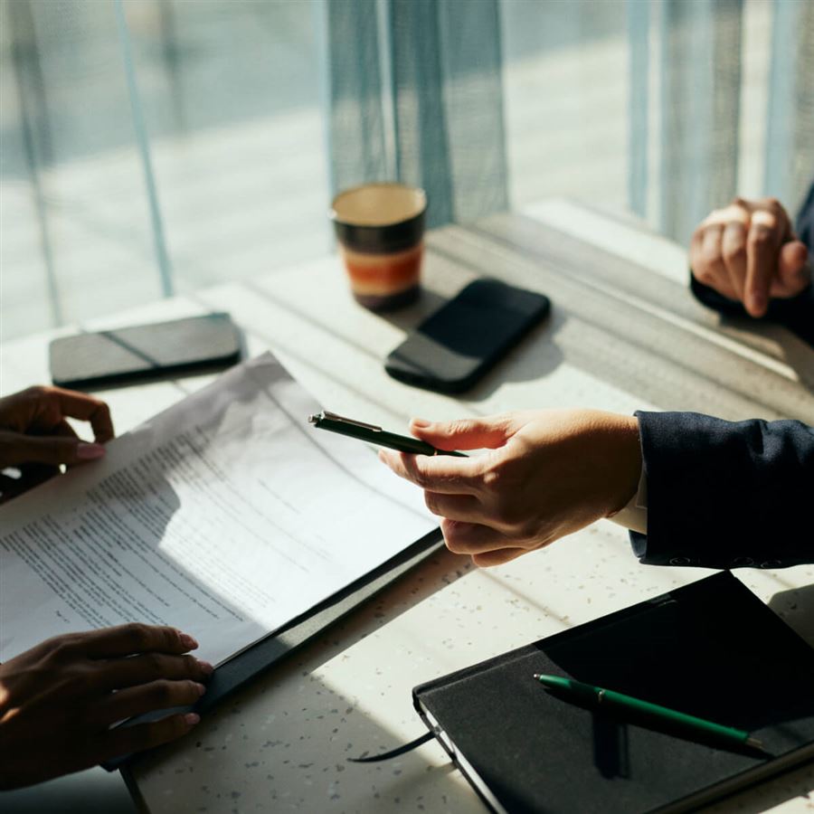 Kund skriver på papper