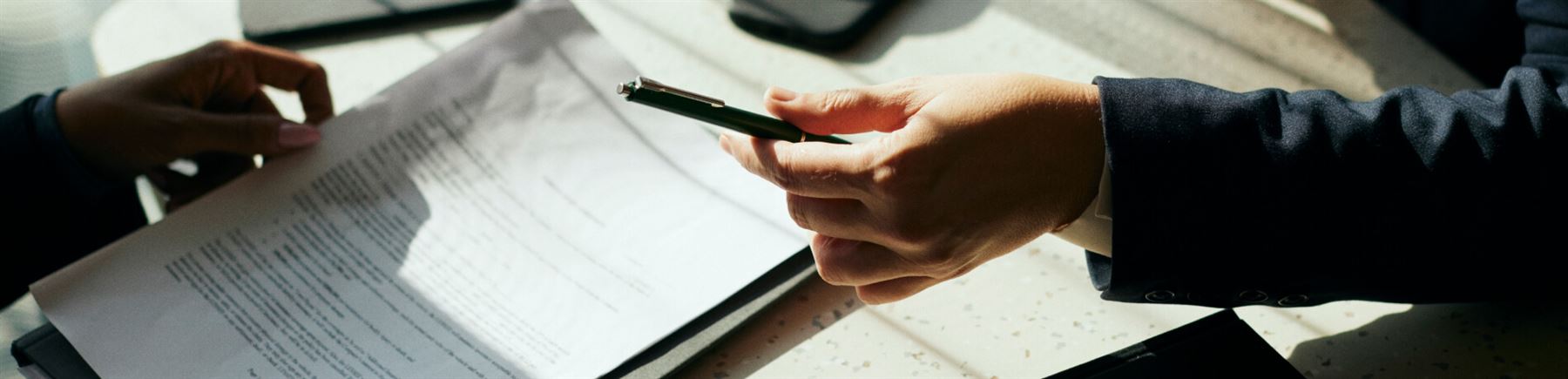 Skriver på avtal för att köpa ett företag