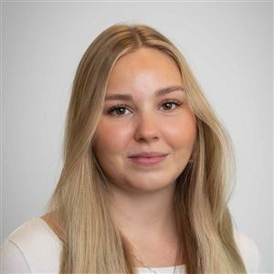 Porträttbild av medarbetare på bankkontoret.