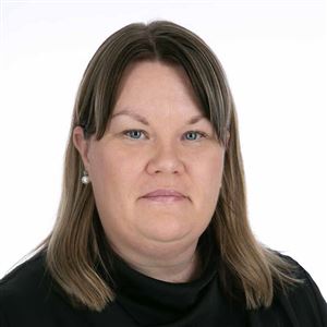 Porträttbild av medarbetare på bankkontoret.