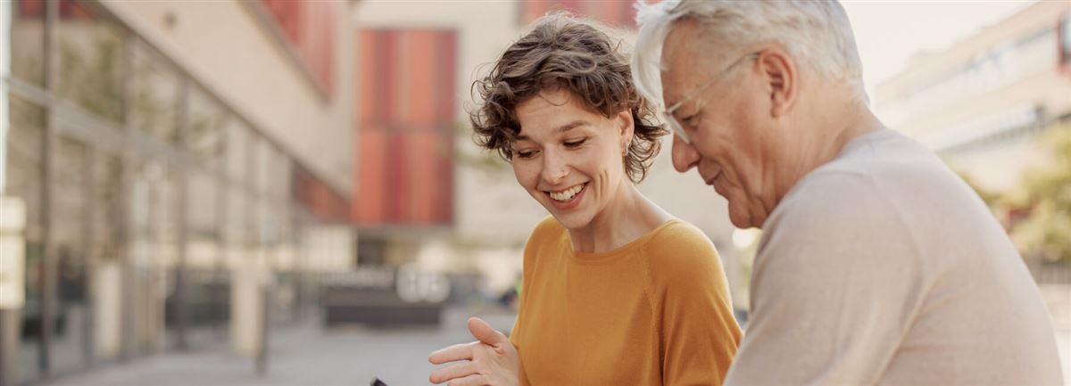 Ett par kikar tillsammans i mobiltelefon.