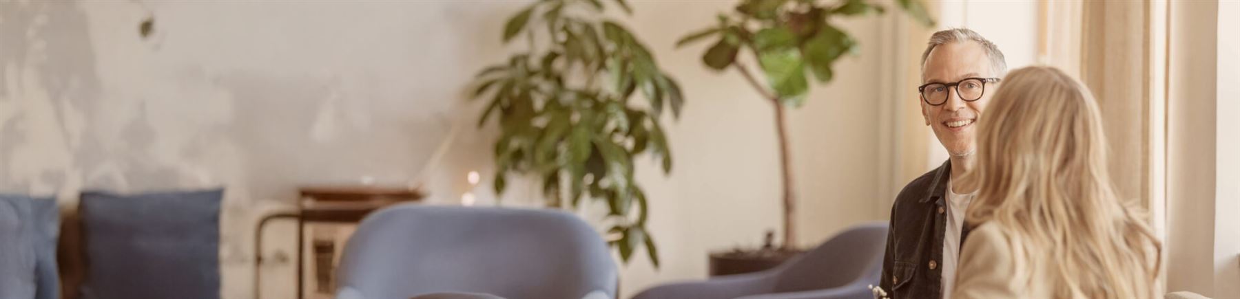 En man och en kvinna i möte om att bli kund i Handelsbanken.