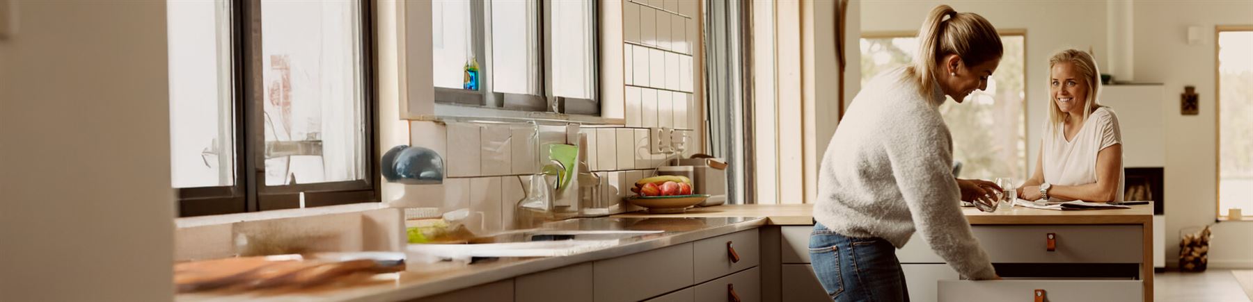 Systrar pysslar i köket.