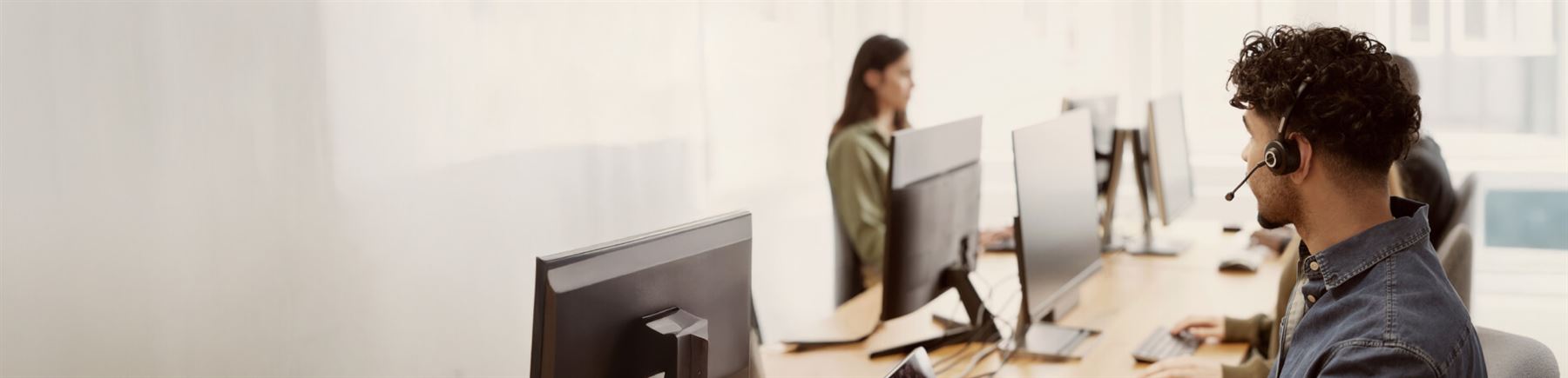 Man med headset som svarar på supportfrågor.