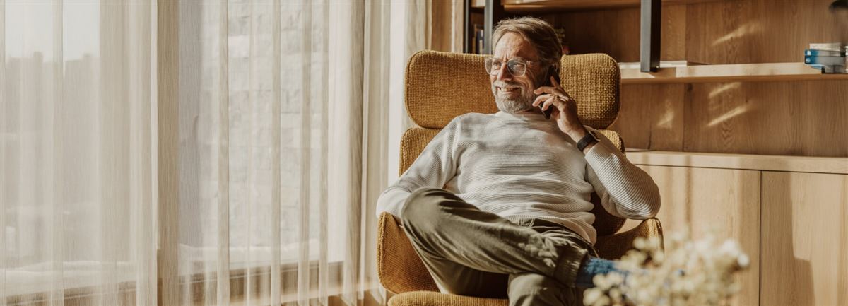 Man i fåtölj funderar över sin pension.