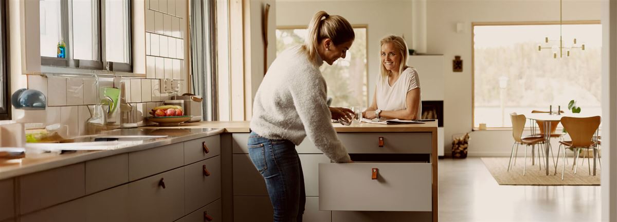 Systrar lagat mat tillsammans.