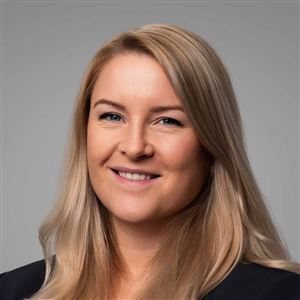 Porträttbild av medarbetare på bankkontoret.