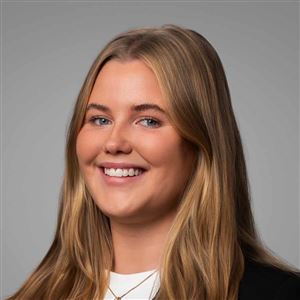 Porträttbild av medarbetare på bankkontoret.