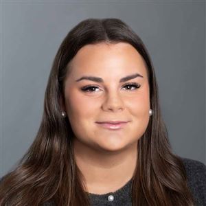 Porträttbild av medarbetare på bankkontoret.