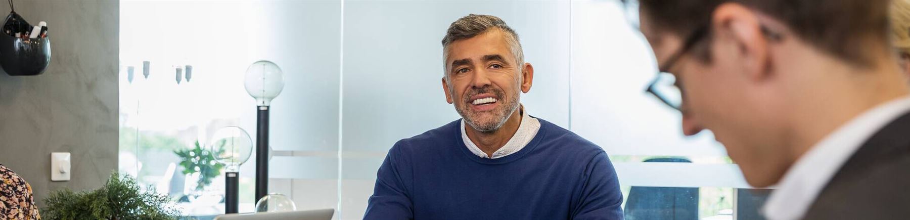 Medlemmar i en bostadsrättsförening pratar med varandra