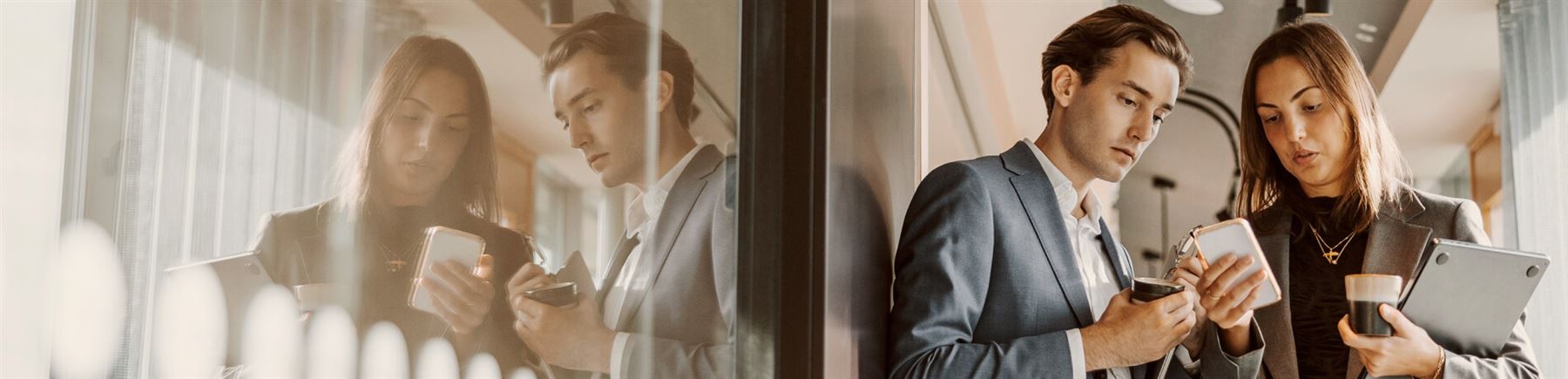 En kvinna godkänner återkommande betalningar i Swish-appen.