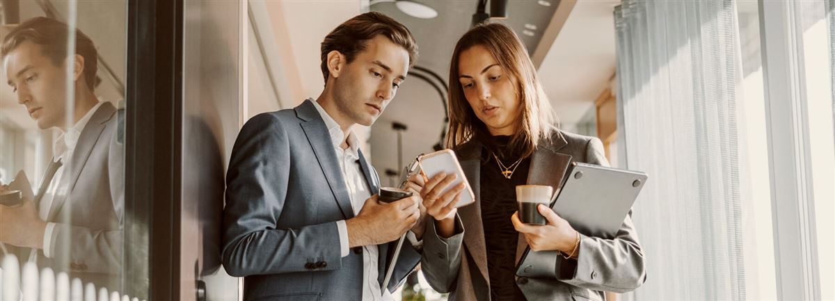 En kvinna godkänner återkommande betalningar i Swish-appen.