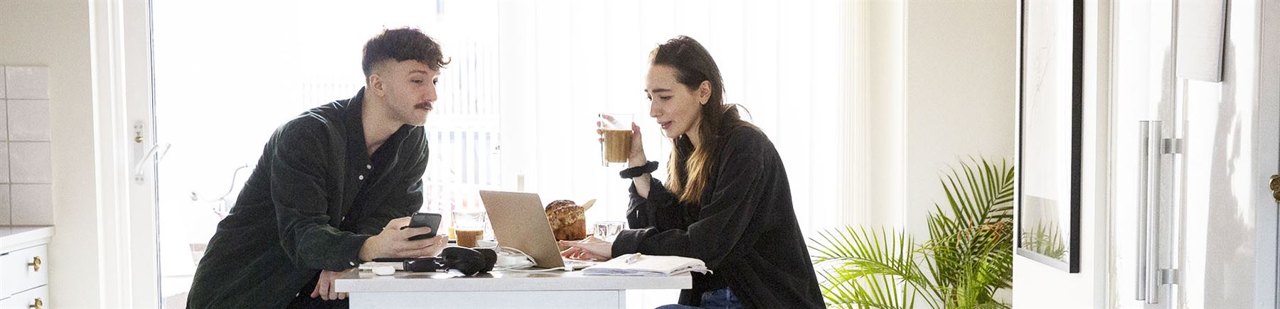 Ett par diskuterar hur ränteavdraget påverkar deras ekonomi.