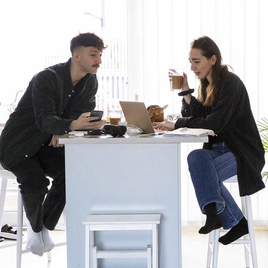 Ett par diskuterar hur ränteavdraget påverkar deras ekonomi.