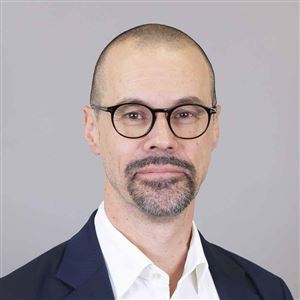 Porträttbild av medarbetare på bankkontoret.