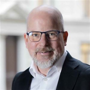 Porträttbild av medarbetare på bankkontoret.